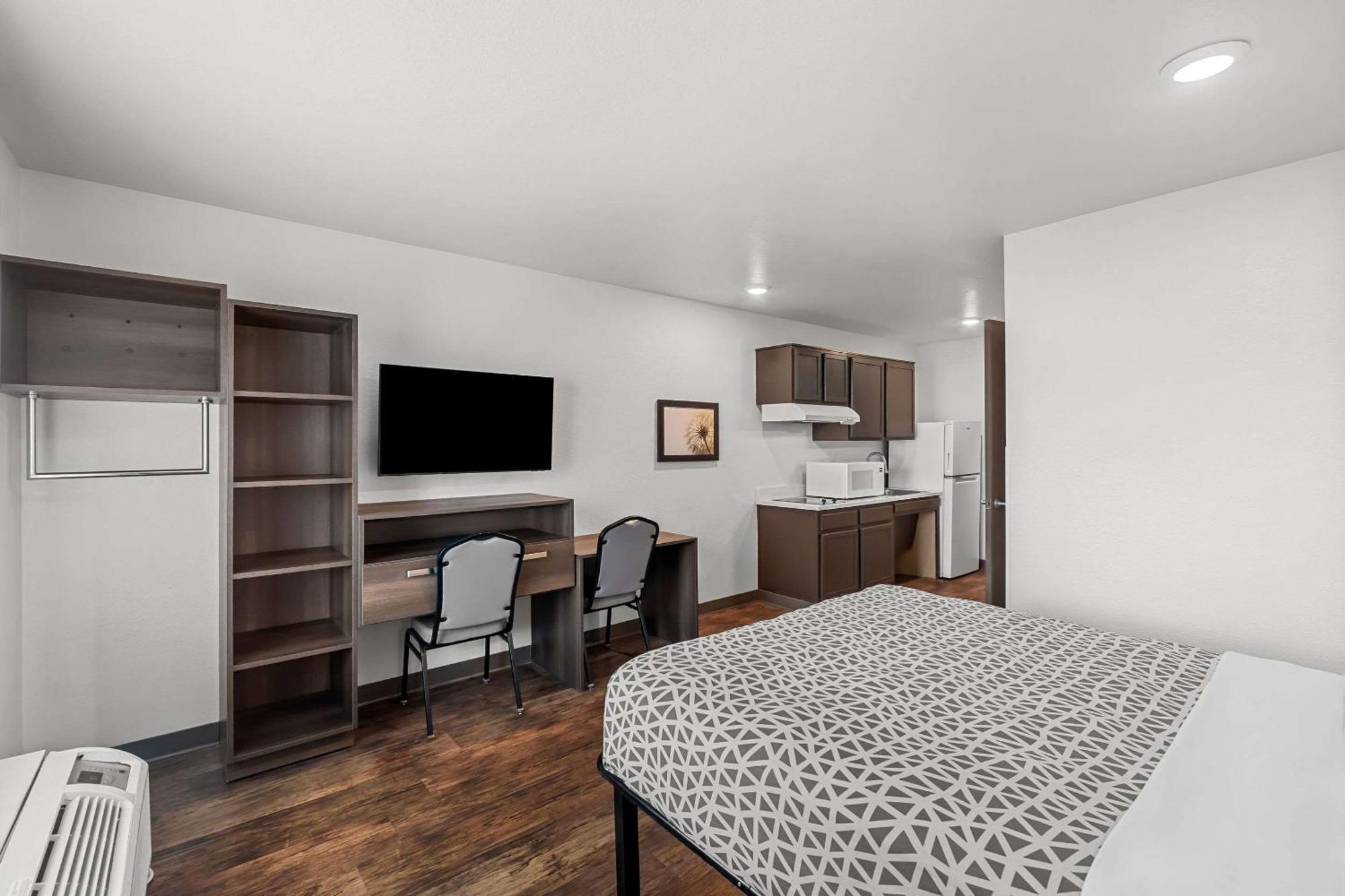 Woodspring North I-35 Hotel